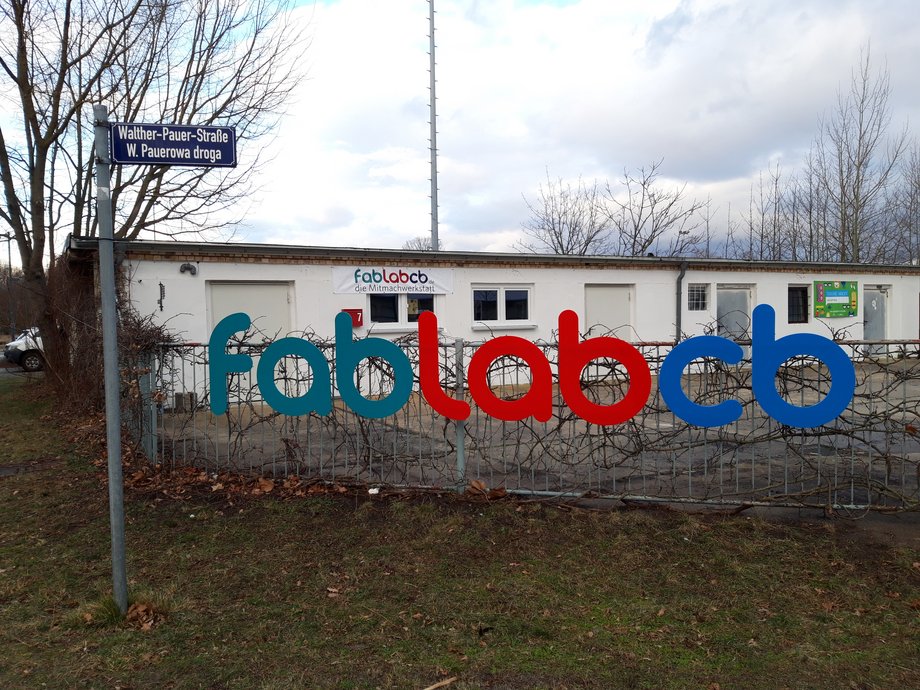 FabLab Buchstaben vor der BTU aufgestellt