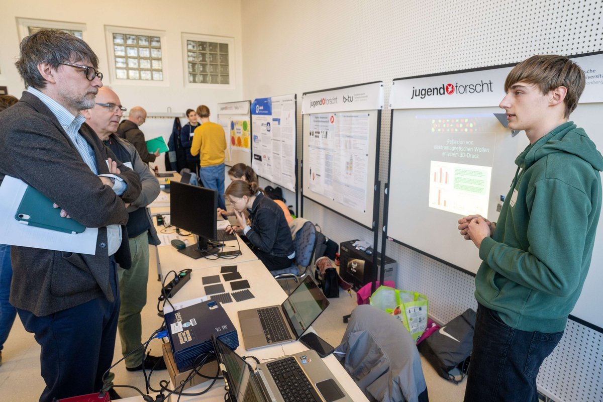 Juryvertreter im Bereich Technik im Gespräch mit einem Teilnehmer,