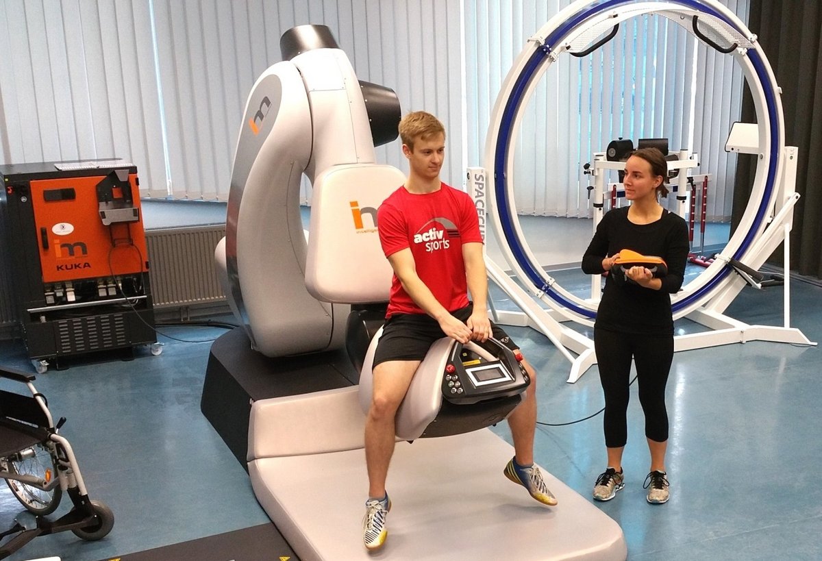 Studierende des dualen Bachelorstudienganges Physiotherapie testen den Rehabilitationsroboter HIROB. Foto: Titus Martin