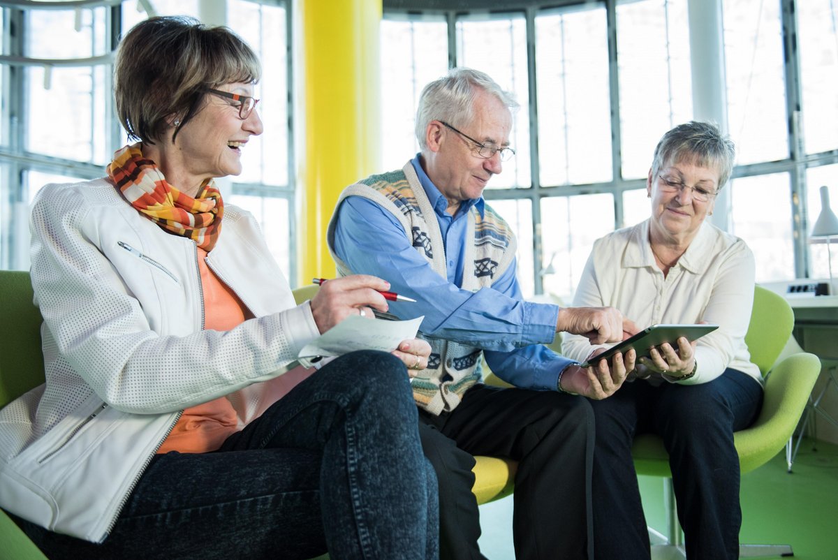 Zwei Seniorinnen und ein Senior arbeiten am Tablet. Foto: BTU, Sebastian Rau  Sebastian Rau