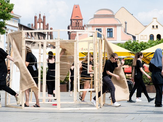Studierende gehen mit ihren Entwürfen in die Cottbuse Innenstadt