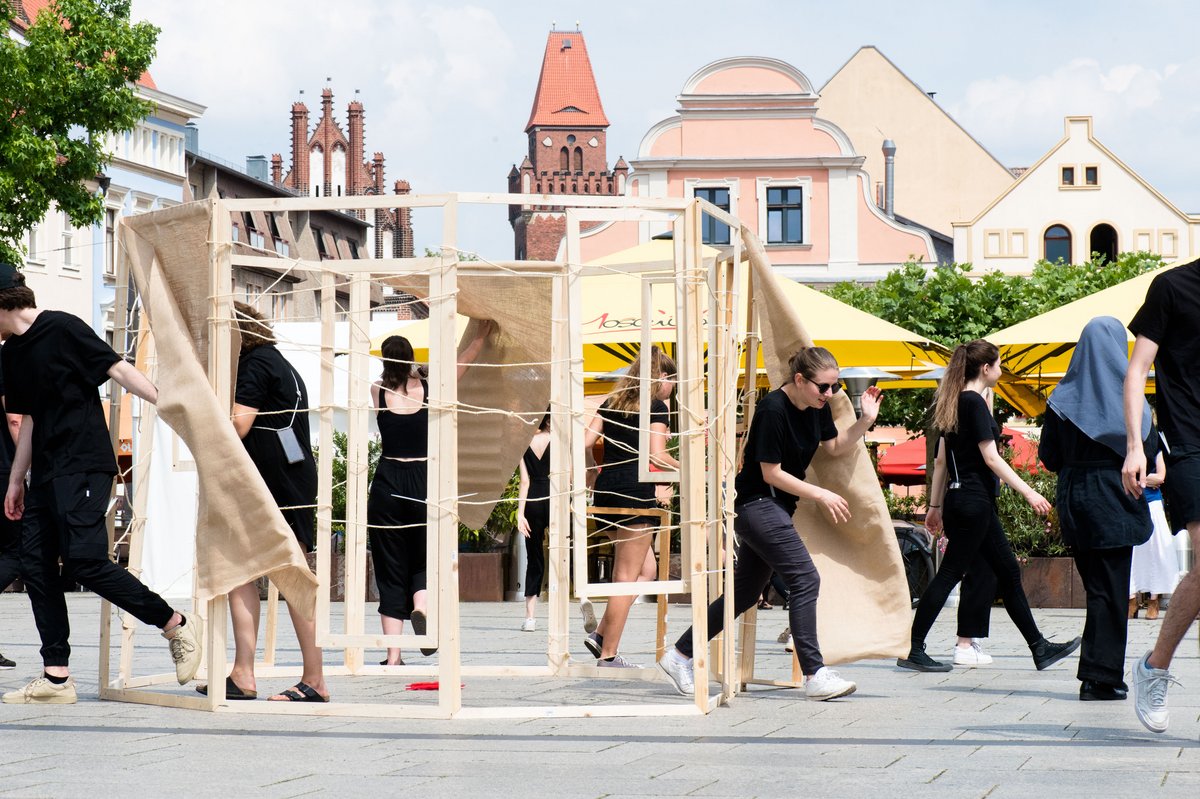 Studierende gehen mit ihren Entwürfen in die Cottbuse Innenstadt