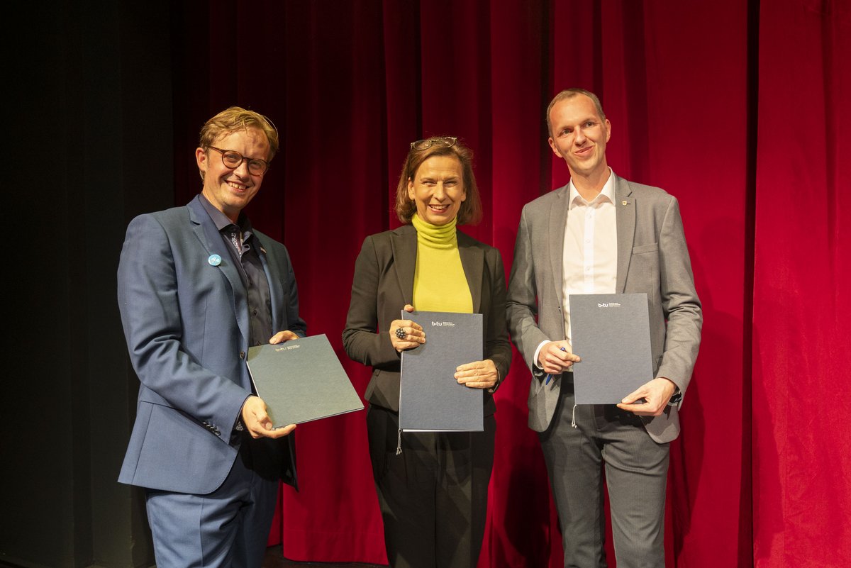 Der Senftenberger Bürgermeister Andreas Pfeiffer, die BTU-Präsidenten Prof. Dr. Gesine Grande und der Bildungs-Dezernent des Landkreises Oberspreewald-Lausitz Robert Weidner (v. li.) präsentieren die geschlossenen Kooperationsvereinbarungen. 