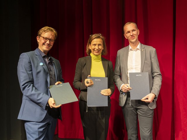 Senftenberg Mayor Andreas Pfeiffer, BTU President Prof. Dr. Gesine Grande and Robert Weidner (left to right), head of the education department of the Oberspreewald-Lausitz district, present the cooperation agreements.