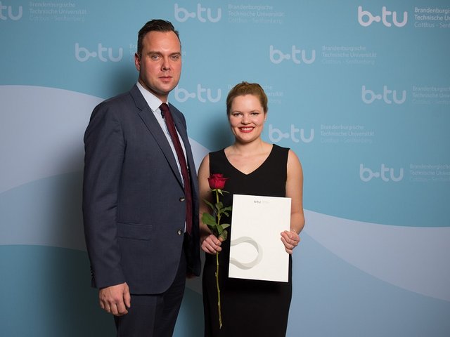 Prof. Seidlitz und Frau Populoh bei der Auszeichnung als beste MINT-Studentin