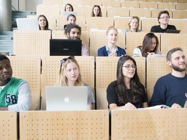 BTU-Studierende sitzen im Hörsaal und folgen einer Vorlesung.