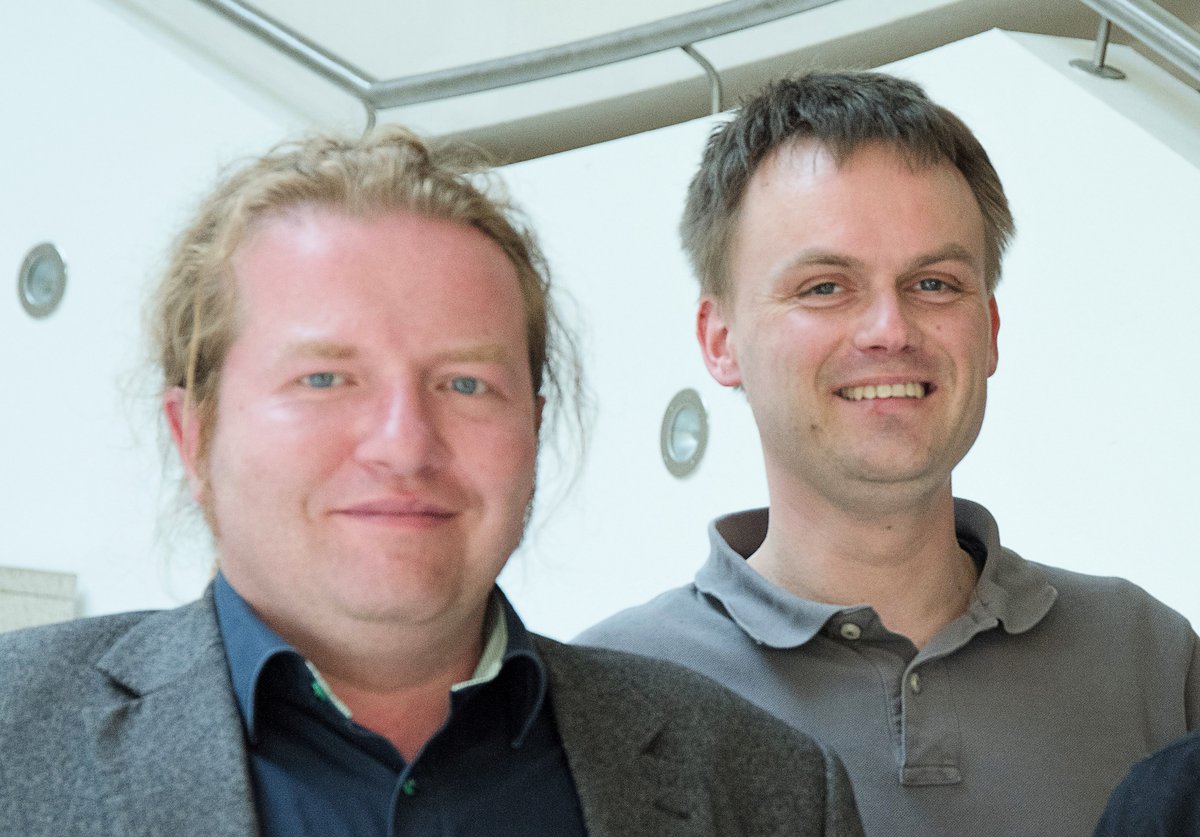 Tobias Falke (links.) und Dr. Tobias Kutzner nebeneinander im Porträt. sind seitens der BTU engagiert an der Entwicklung der Feedback-Box beteiligt.