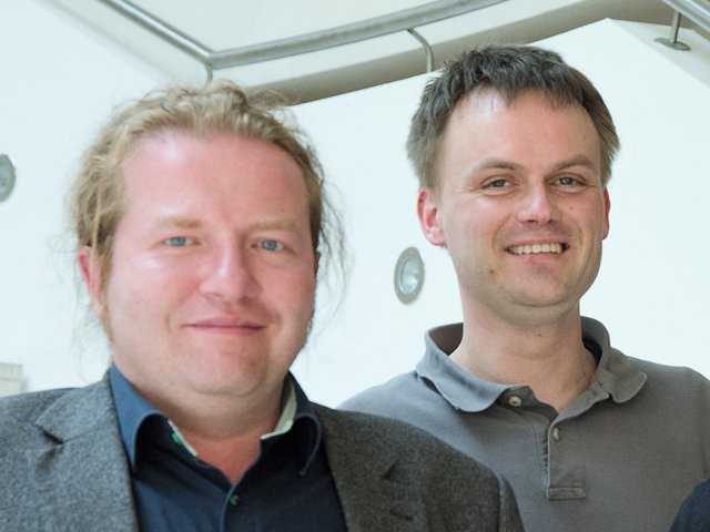 Tobias Falke (links.) und Dr. Tobias Kutzner nebeneinander im Porträt. sind seitens der BTU engagiert an der Entwicklung der Feedback-Box beteiligt.