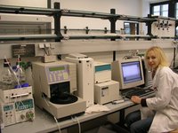 Susanne Nieland is running an HPLC for amino acid analysis