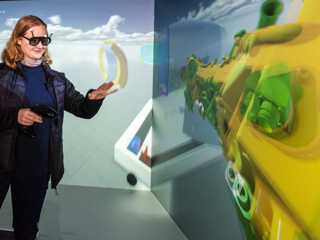 Schülerin mit VR-Brille. Foto: BTU, Ralf Schuster