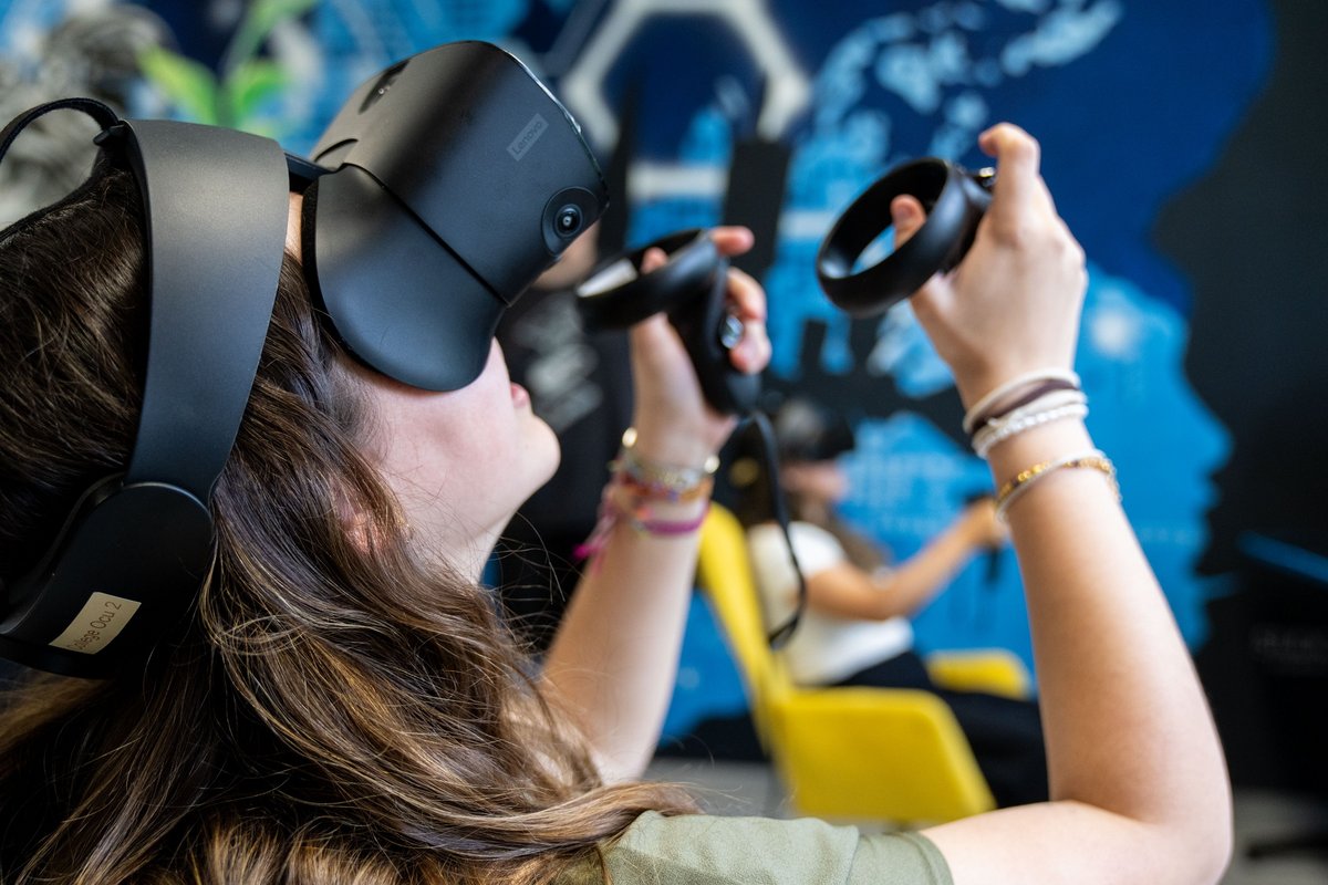 Ein Teilnehmerin mit VR-Brille blickt nach oben.