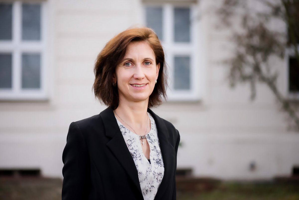 Porträtfoto der Gastprofessorin Dr. Franziska Rosenlöcher, die an der BTU den neuen Studiengang Hebammenwissenschaft leitet.