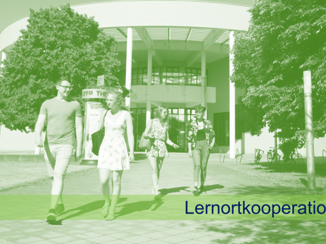 Das Foto zeigt das Konrad-Zuse-Medienzentrum mit jungenmenschen im Vordergrund. Das Foto ist grün eingefärbt.