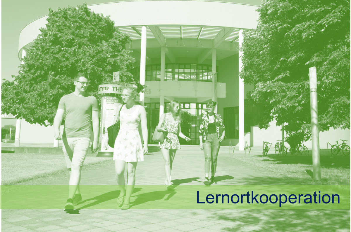 Das Foto zeigt das Konrad-Zuse-Medienzentrum mit jungenmenschen im Vordergrund. Das Foto ist grün eingefärbt.