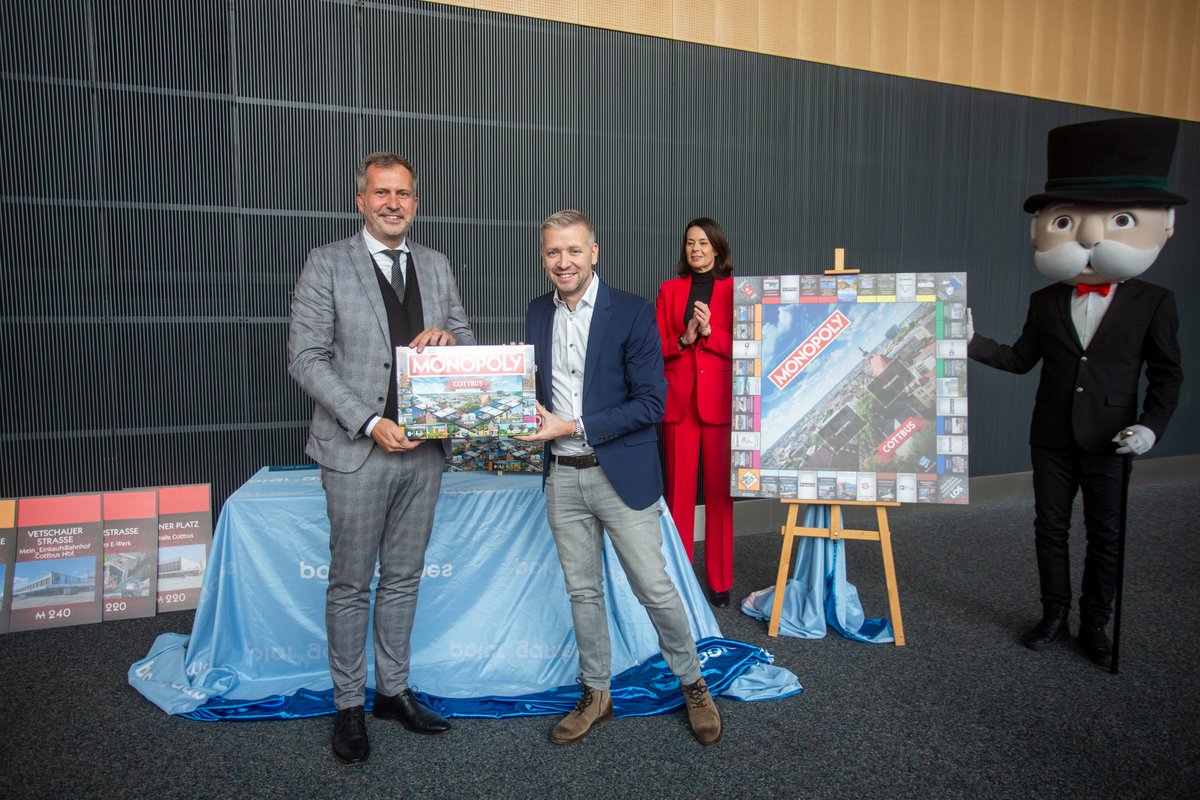 Oberbürgermeister Tobias Schick (l.) Florian Freitag (m.) und Daniela Kerzel (r.) präsentieren das brandneue Spiel. Foto: polar 1 - Agentur für Kommunikation und Design GmbH.