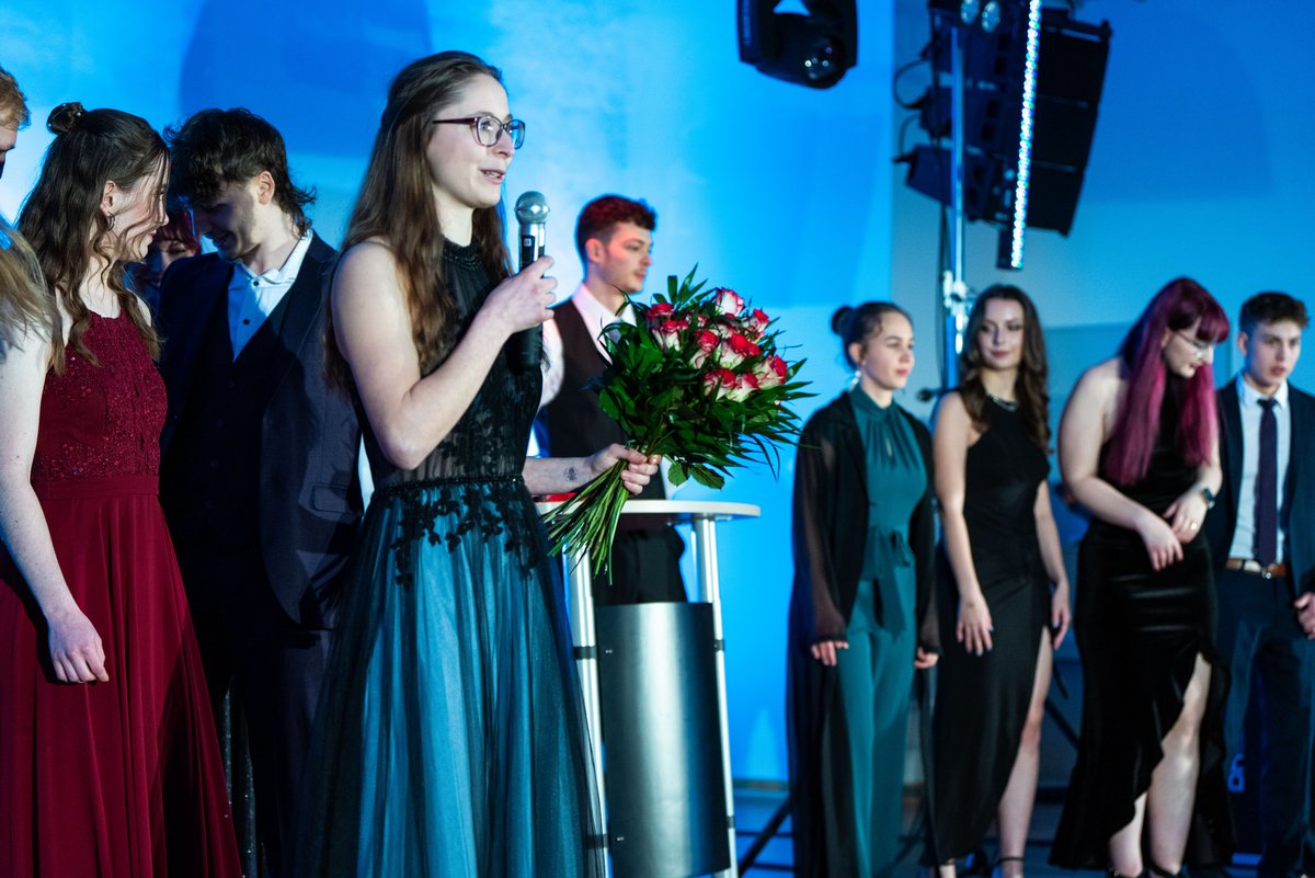 Ronja Tittel mit Rosen, die sie später den ihr stehenden Studierenden überreichen wird.