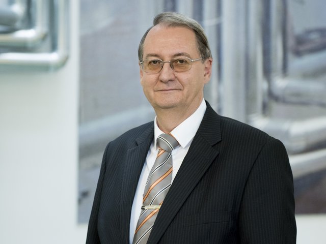 Porträtfoto von Prof. Dr.-Ing. Harald Schwarz.