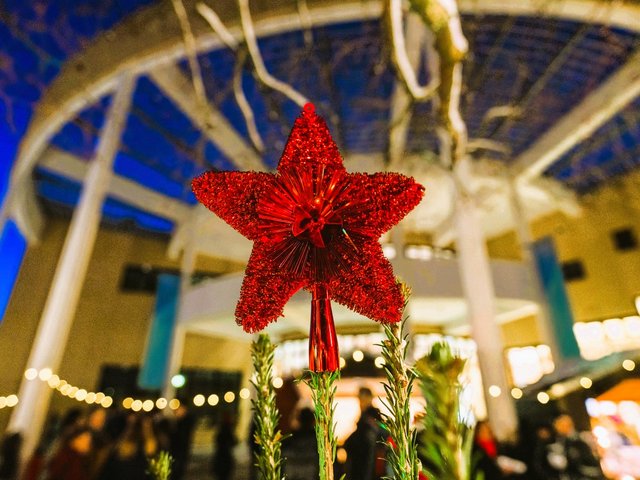 Weihnachtliche Dekoration vor dem Konrad-Zuse-Medienzentrum.