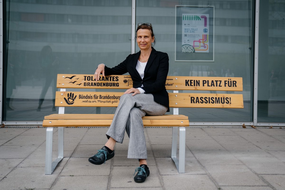 Die BTU-Präsidentin Prof. Dr. Gesine Grande sitzt auf einer Bank gegen Rassismus, die auf dem Zentalcampus der BTU steht. Foto: BTU, Sebastian Rau