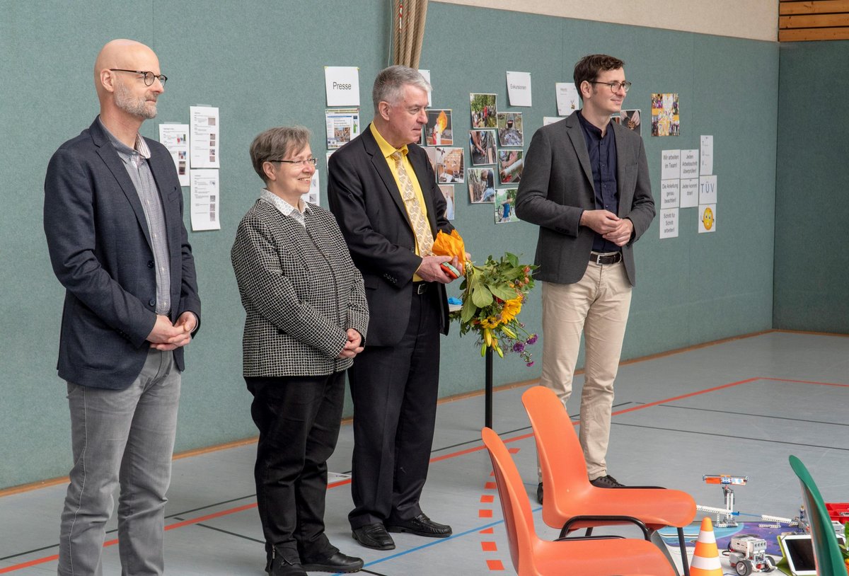 Aif dem Foto (von links): BTU-Vizepräsident Prof. Dr. Peer Scmidt, die Verantwortliche für Öffentlichkeitsarbeit und der Vorstandsvorsitzende der Sparkasse Niederlausitz, Eva Elmer und Lothar Piotrowski, der Leiter der Zentralen Studienberatung der BTU, Dr. Jonas Neubert. Foto: BTU, Ralf Schuster