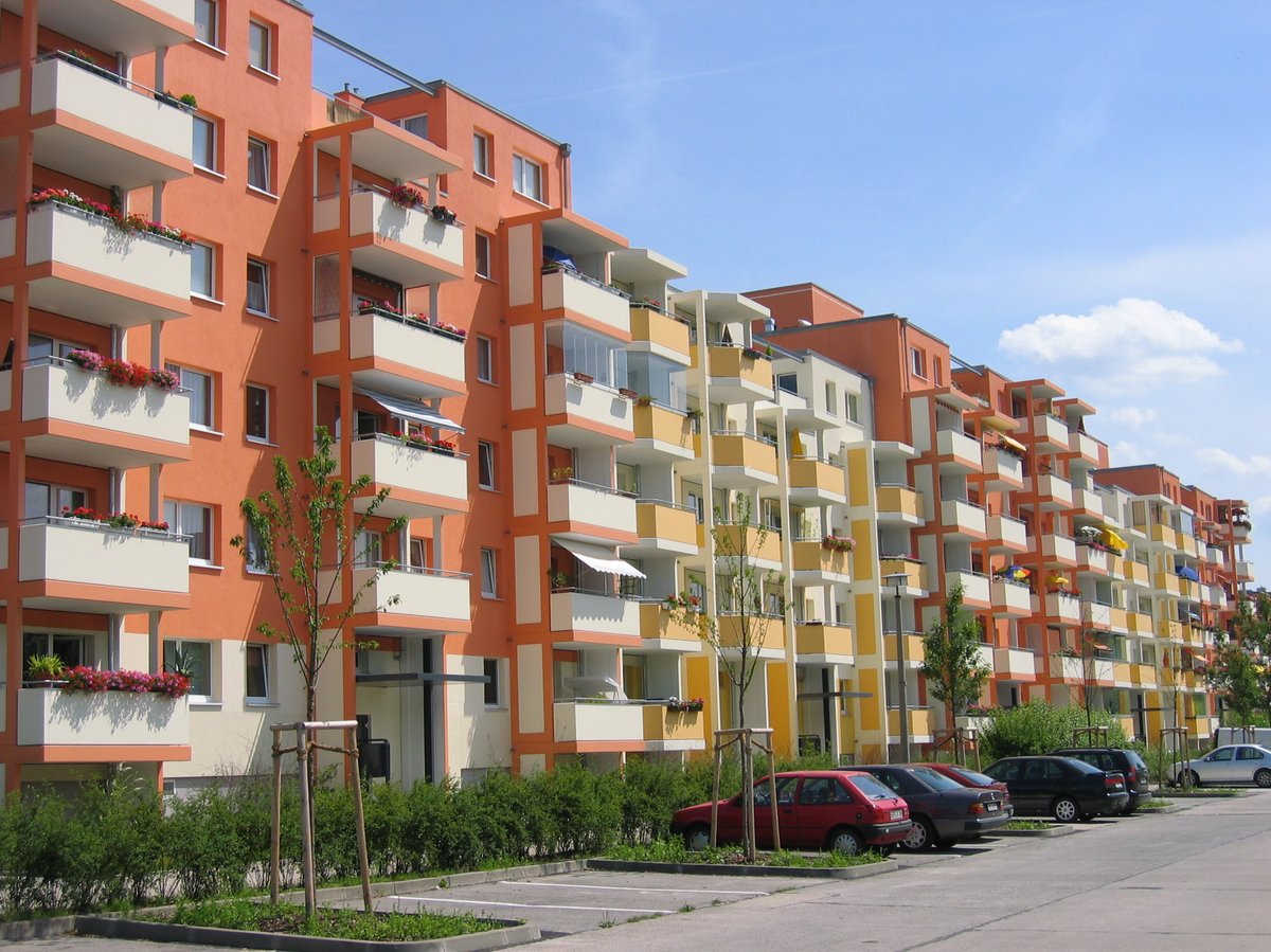 Teilrückgebauter u. sanierter Plattenbau