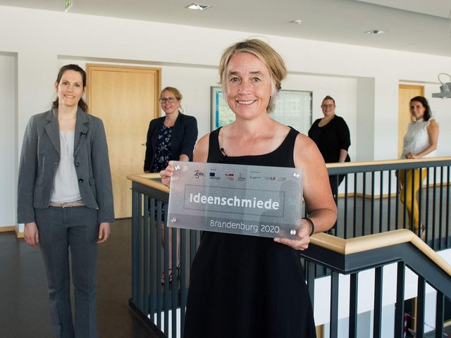 Frau Prof. Hipp mit der Auszeichnung