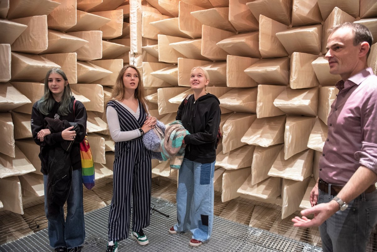 Young people in an anechoic chamber. Photo: BTU, Ralf Schuster