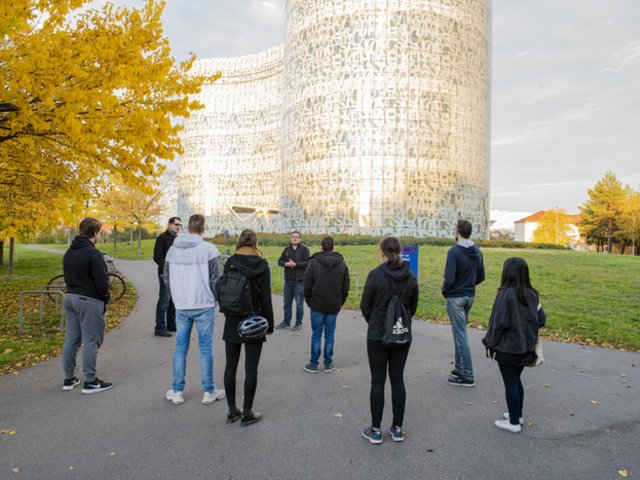 Stadttour mit Halt vor dem IKMZ
