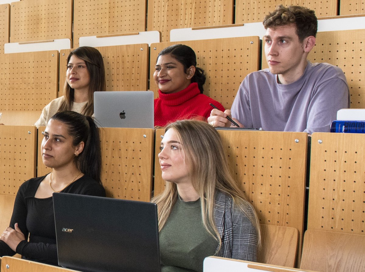 Studierende sitzen im Hörsaal.