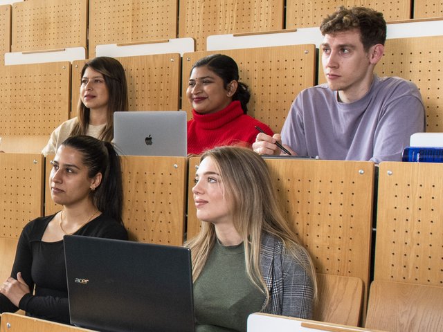 Studierende sitzen im Hörsaal.