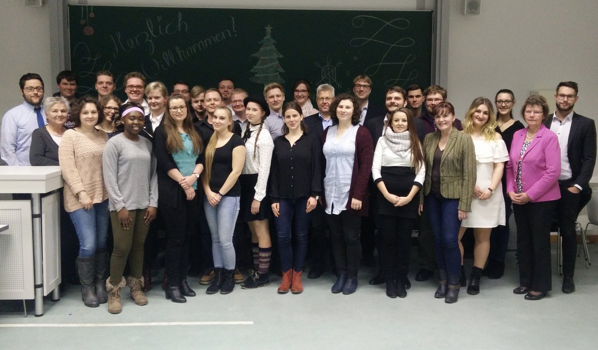 Gruppenfoto der Teilnehmerinnen und Teilnehmer des Treffens