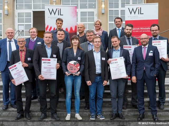 Bild der Preisträger des Lausitzer WissenschaftsTransferpreises 2018 mit insgesamt 16 Personen
