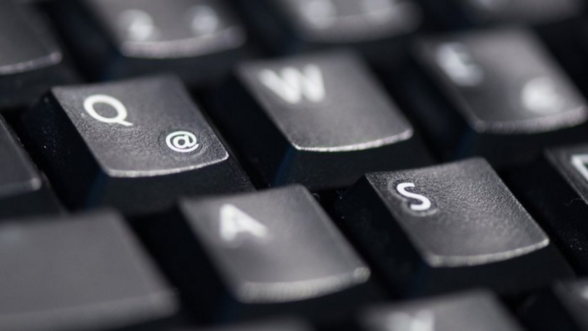 Nahaufnahme Tastatur - Symbolbild Online Fachtests