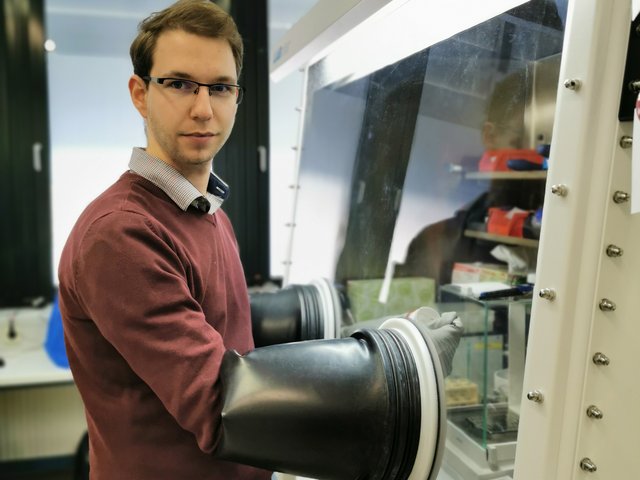 Portraitfoto von Student Philip Putze im Labor