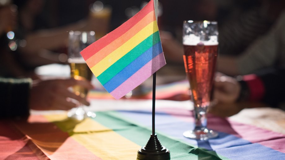 [Translate to Englisch:] LBGT*-Flagge auf Stammtisch