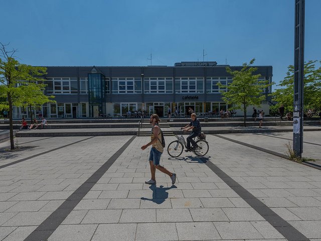 Blick über das Forum zum Mensagebäude im Sommer