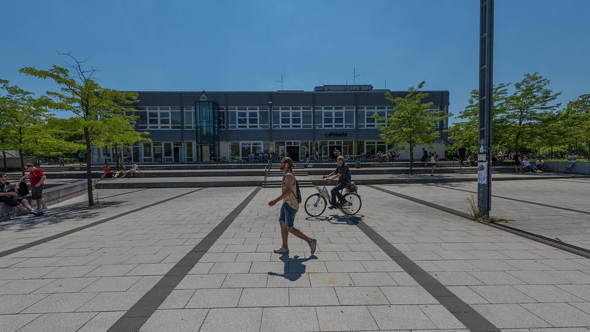 Blick über das Forum zum Mensagebäude im Sommer