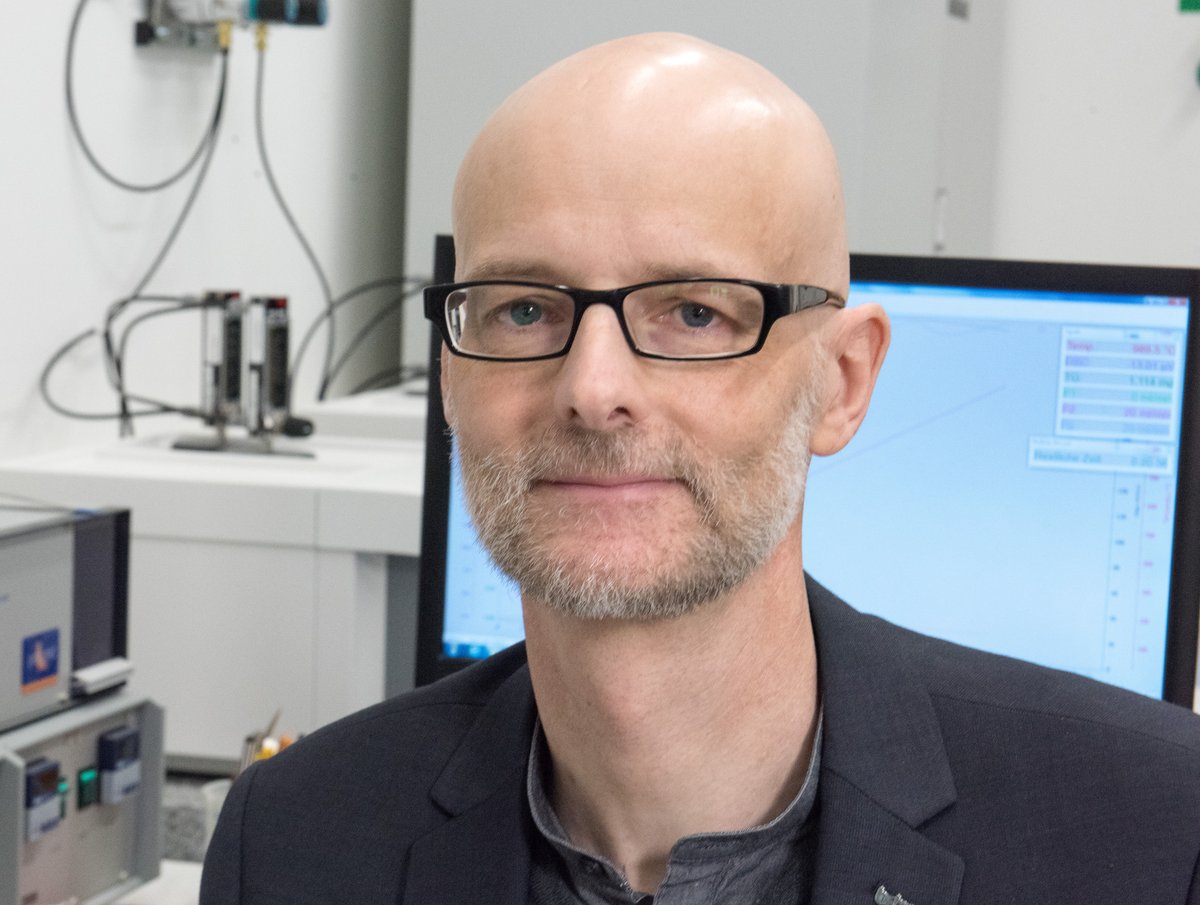Porträtfoto von Prof. Dr. Peer Schmidt im Labor.