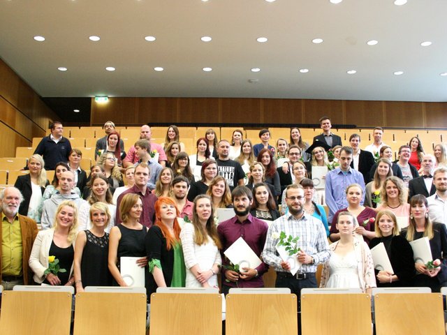 Absolventinnen und Absolventen des Studiengangs Soziale Arbeit aus dem Jahr 2016 sowie Lehrende, im Hörsaal stehend.
