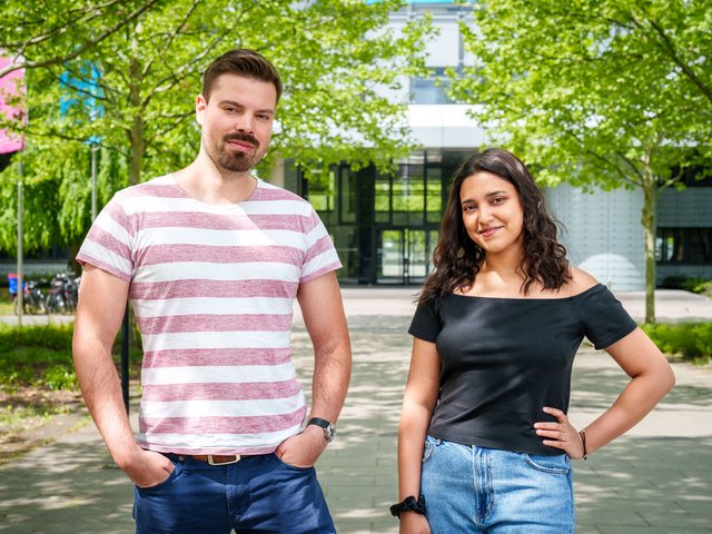Die beiden Studierenden vor dem Hauptgebäude der BTU