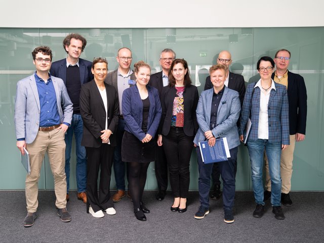 Gruppenbild der Neuberufenen und der Hochschulleitung