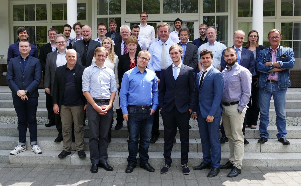 Gruppenfoto der BTU-Doktoranden, betreuende Professoren und Experten von Rolls-Royce Deutschland sowie Mitglieder der Wirtschaftsförderung Brandenburg (WFBB) beim Auftakttreffem am Schwielochsee.