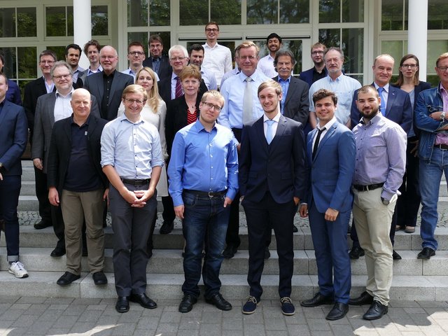 Gruppenfoto der BTU-Doktoranden, betreuende Professoren und Experten von Rolls-Royce Deutschland sowie Mitglieder der Wirtschaftsförderung Brandenburg (WFBB) beim Auftakttreffem am Schwielochsee.
