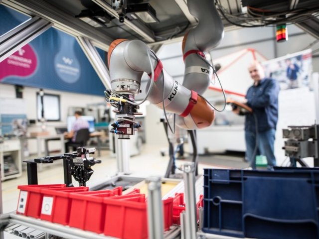 Demonstration einer Anwendung mit einem Roboterarm