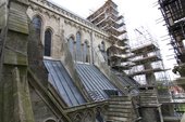 Detail der Außenfassade der Kathedrale von Salisbury, inkl. eingerüstetem Strebepfeiler.