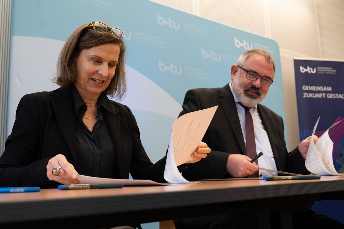 The two heads of the cooperating institutions at the signing ceremony