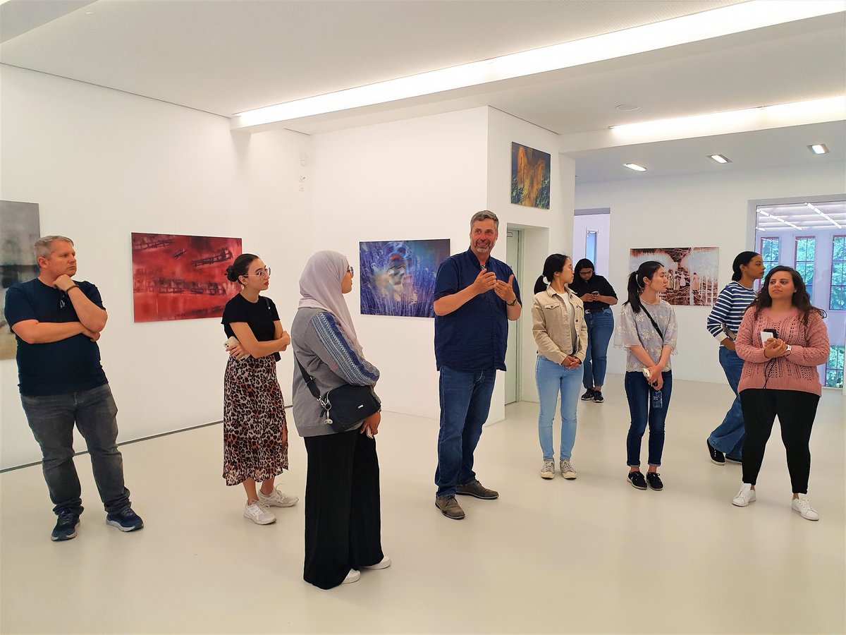 Students looking at paintings. © Florian Rietmann