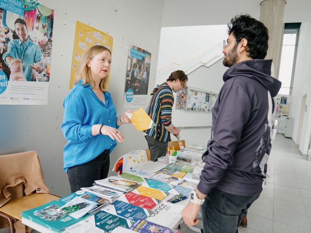 Eine BTU-Mitarbeiterin im Gespräch mit einem Studierenden
