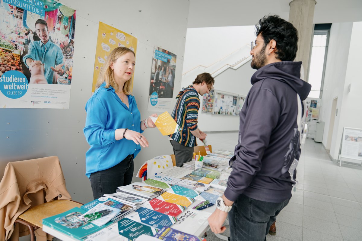 Eine BTU-Mitarbeiterin im Gespräch mit einem Studierenden