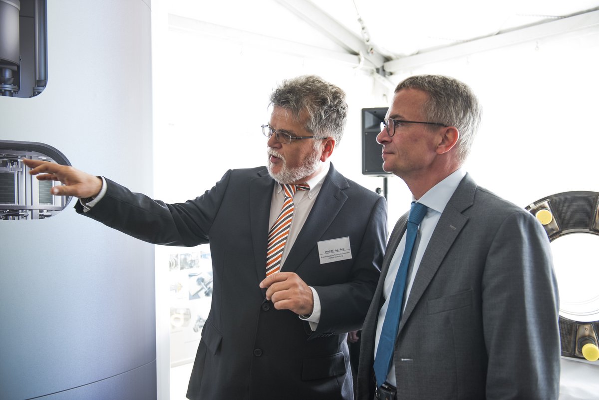 Prof. Dr.-Ing. Heinz Peter Berg erklärt Albrecht Gerber, Minister für Wirtschaft und Energie des Landes Brandenburg, das neue Anlagenkonzept